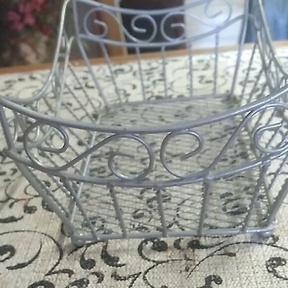 Elegant Gray Metal Wire Basket - Picture 3 of 8